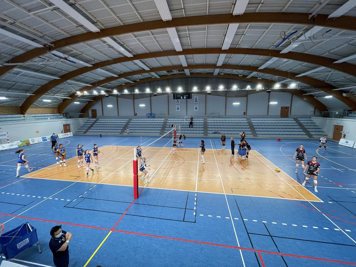HugoBorrel's tweet photo. 🏐 Le Sens Volley 89 et l’Institut Fédéral peaufinent leur échauffement avant le coup d’envoi de cette match en retard d’élite féminine qui va débuter à 20 heures. https://t.co/asemHjdD0Q