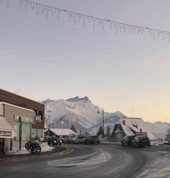 etherealdior's tweet photo. dreaming of snow and vacations like these 💛 https://t.co/WzPQpXPABD