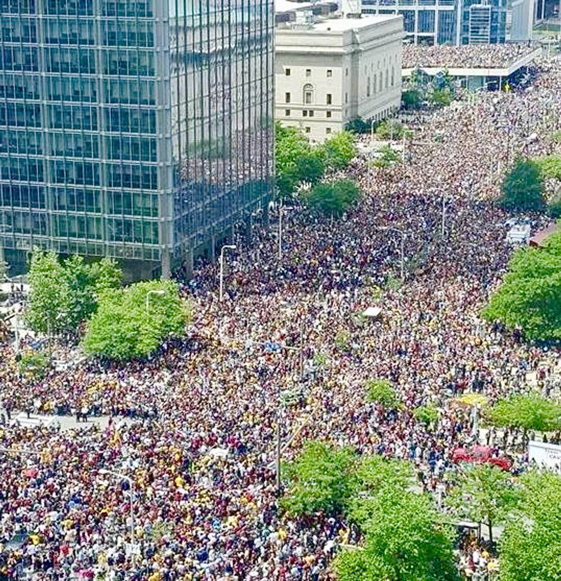 PJPNIG's tweet photo. Patriots as far as the eyes can see.
#stopthesteal
#MagaMillionMarch
#MarchForTrump #MarchForTrump2020 #MarchForTrumpDC
#MillionMAGAMarch
#MillionMAGAMarch2020
#StopTheSteaI
🇺🇸🇺🇸🇺🇸 https://t.co/heFWLG0Hb9