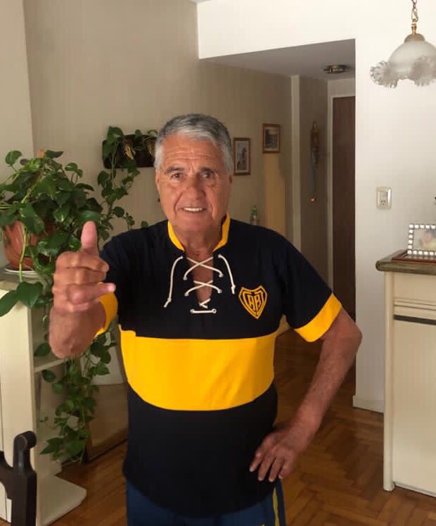 indumentariamc's tweet photo. Uno de los máximos ídolos de la historia de @BocaJrsOficial con una cintura única @rojitasclemente luciendo su retro 🤩🥇

¡Que facha ángel querido! 🎩⚽️ https://t.co/jkKPol6Wfp