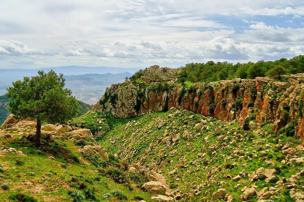 Il est né et a grandi dans la ville de Taza, dans une famille de la tribu «Igzennayen», dont les membres sont principalement autour de Taza, et dans une moindre mesure non loin de Nador.