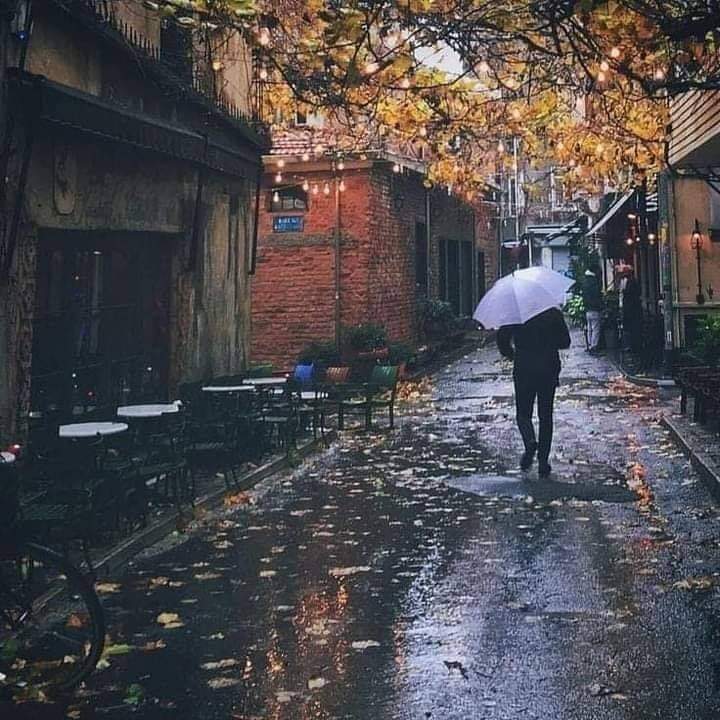 Dünya sığmıyor insana,
Yüzlerdeki, yüreklerde ki maske,
Parada kir, suda klor, havada nem,
      Yüksek borsa, alçak basınç...
Ve kanun hükmünde ihanetler, sahtekâr jestler
İnsan sığmıyor insana...