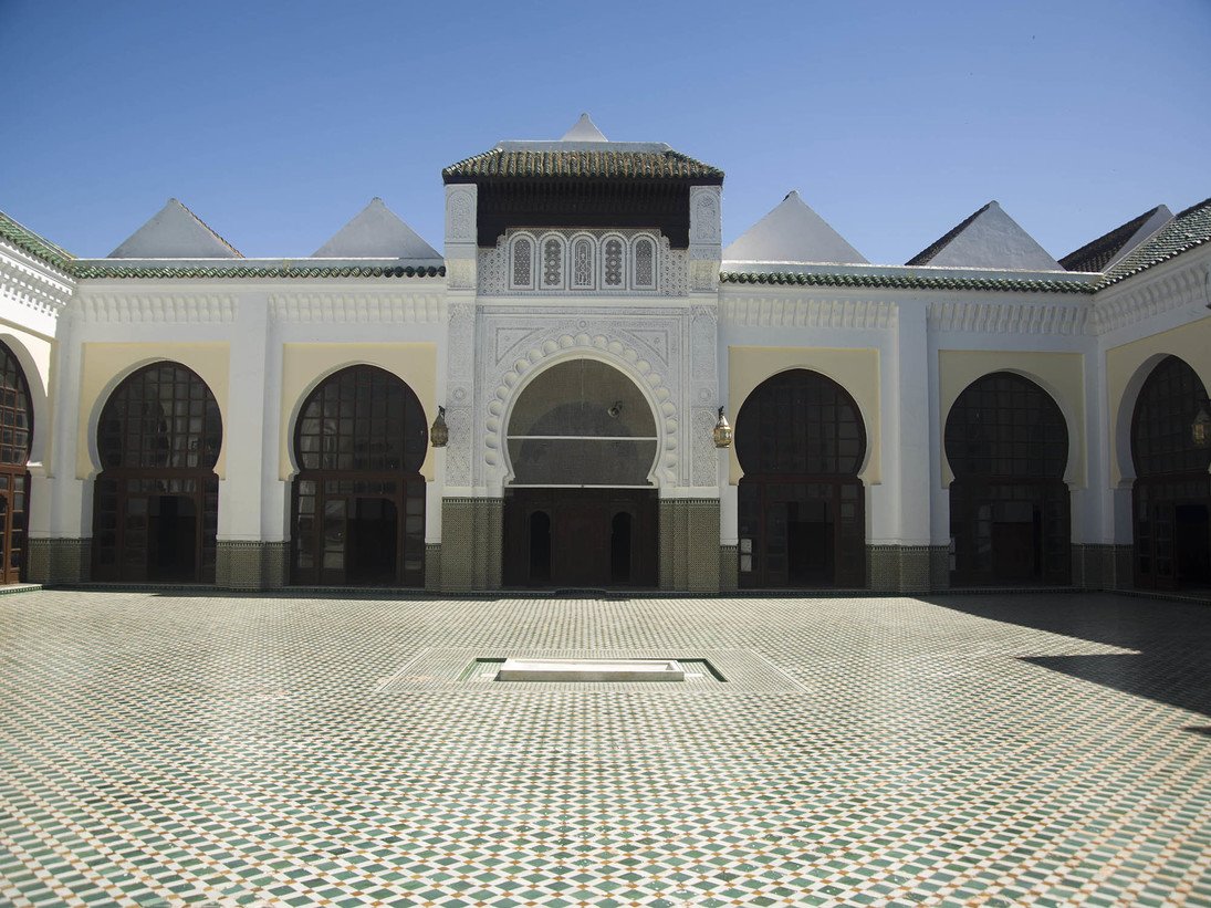 Se formant et s’initiant aux sciences islamiques avec des lettrés locaux, son intérêt et son immense potentiel l’ont très vite amené à se déplacer dans la capitale impériale Fes, où se trouvaient en ce temps des sommités dans tous les domaines religieux ou profanes.