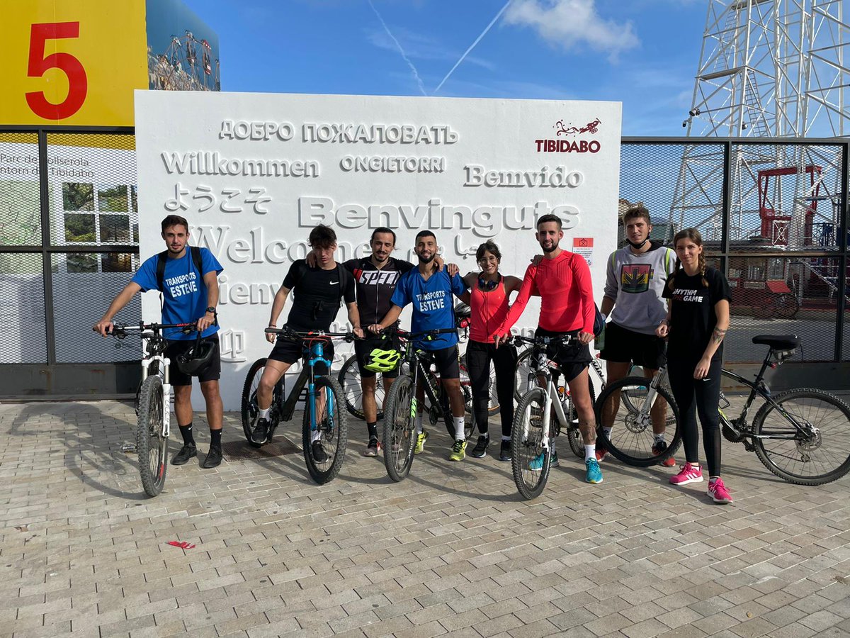 Los nuestros ya se preparan para la vuelta a los terrenos de juego.
Foto de algunos haciendo ruta en bici! Vamos rojos!🔴🔴
#3cat6
