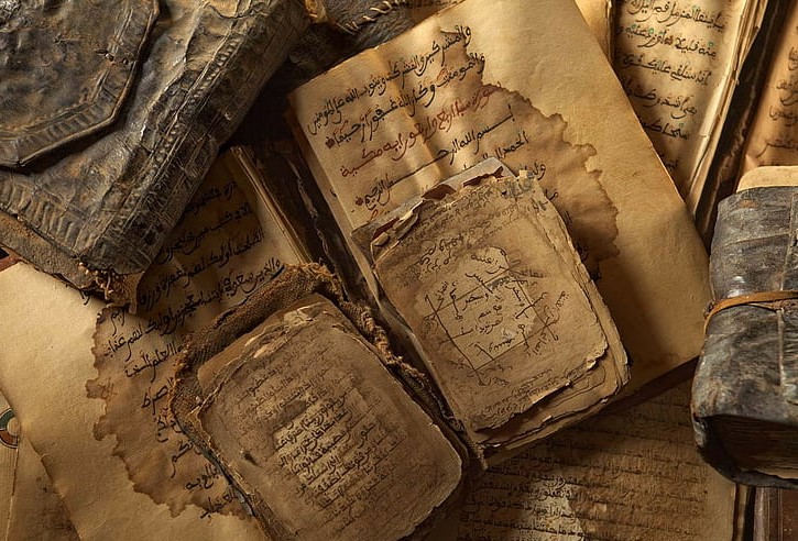 Là-bas, plusieurs savants le prirent pour étudiant. Parmi eux nous pouvons citer l’illustre savant Ibn Ajurrum dont l’œuvre en grammaire est à ce jour encore une référence dans nombre d’universités partout dans le monde. Auprès de lui, il étudia la grammaire et l’école d'Al-Kufa.