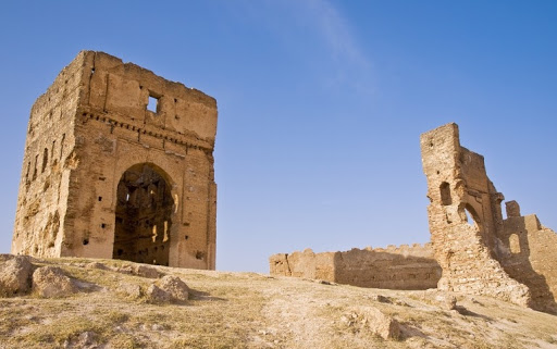 L’historien à la cour royale, Isma’il Ibn Al-Ahmar (issue d’une famille andalouse établie à Fes), le décrit en prose comme ayant brillé dans la langue, la poésie, l’algèbre, ainsi que le fiqh Malikite.