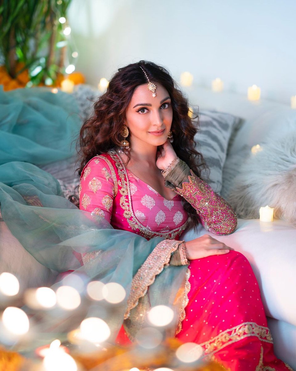 madcrewofficial's tweet photo. #KiaraAliAdvani always leaves us in awe of her beauty

#bollywood // #madcrewcreations https://t.co/dGBZ7v7J3s
