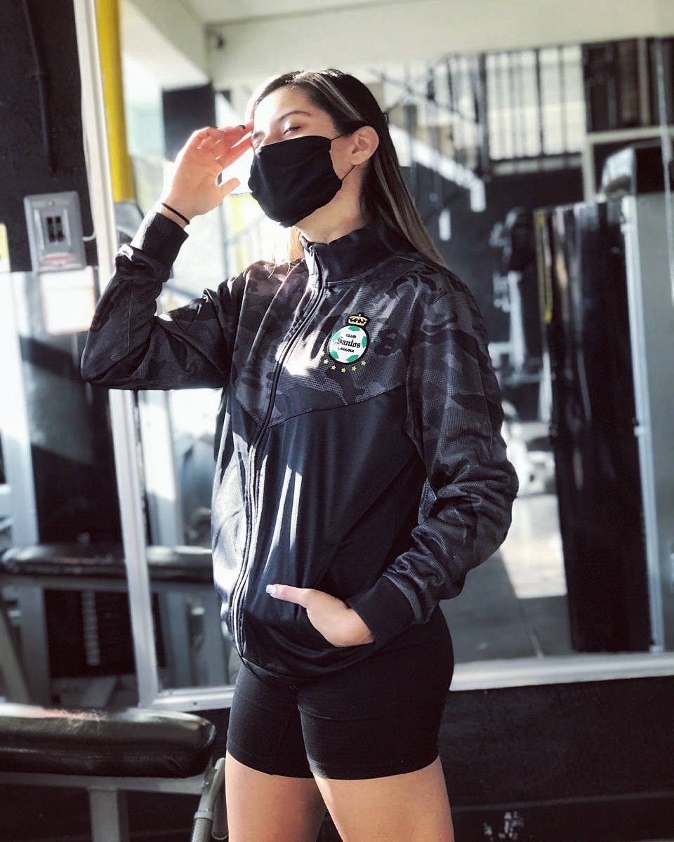AvrilCastro's tweet photo. Una antes de entrenar en la mañana 😉📷
.
.
Gracias @TSMoficial por mi chamarra de #DynamicGear ahora sí ya ando en Modo Guerrero 💚
.
.
.
#photooftheday #gym #jacket #chamarra #santos #clubsantos #tsm #aniversario #guerreros #albiverde #modoguerrero #csl #clubsantoslaguna https://t.co/05DSNycELx