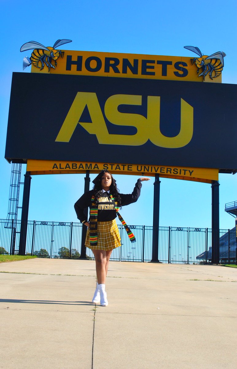 Bonafide_Nina's tweet photo. And the count down begins NOW! 🐝🎓 #myasu #gradszn https://t.co/f1k7vr7OUI