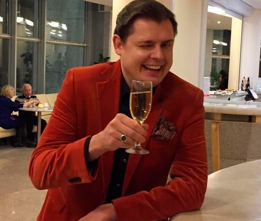 Евгений Понасенков с бокалом шампанского