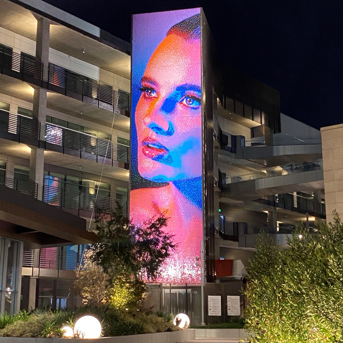 WEEFUSA's tweet photo. Powerful yet controlled design to bring art to life

#WEEF #Lighting #Art #Architecture #Optics #LED https://t.co/McVWPQWAPK