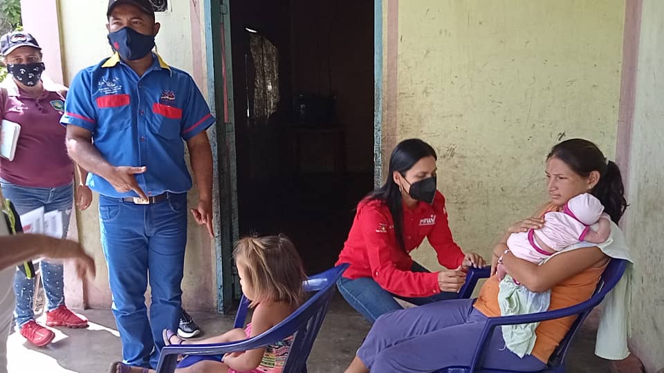 MariaVallenil15's tweet photo. Desde el Sector Jobo Mocho Municipio Acosta los Candidat@s de la Patria en casa a casa atendiendo al Pueblo @NicolasMaduro La Salud es Primero @_LaAvanzadora @dcabellor @CCDarioVivasMon @Marlenycdc_ @ErnestoPSUV_ @EuribesGuevara #YoSíVotoPSUV @PartidoPSUV Que Viva la PATRIA !! https://t.co/jkW0ty4PaT