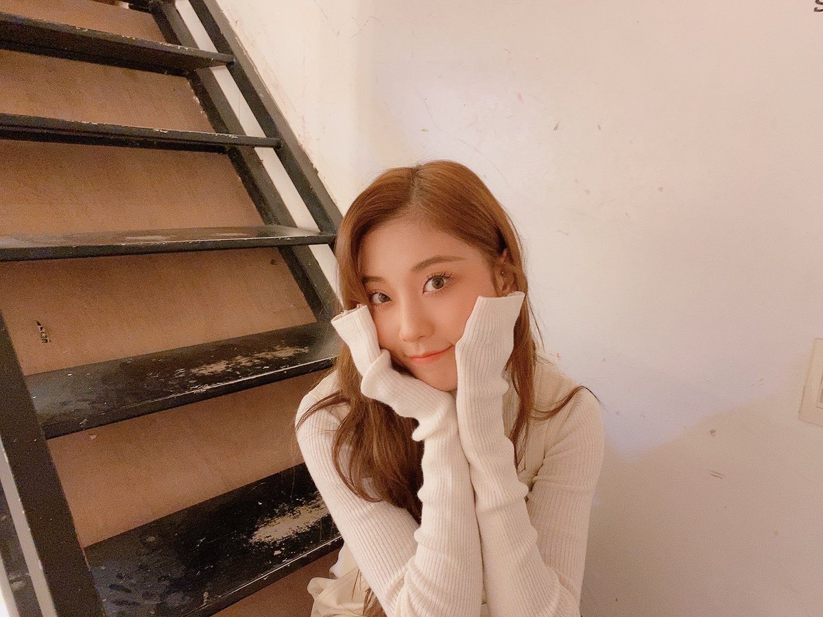 clcsyn's tweet image. buonasera bella gente, sono viva e pronta a recuperare... dopo cena però! 🍱
non saltate MAI i pasti mi raccomando