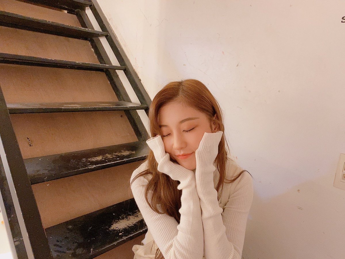 clcsyn's tweet image. buonasera bella gente, sono viva e pronta a recuperare... dopo cena però! 🍱
non saltate MAI i pasti mi raccomando