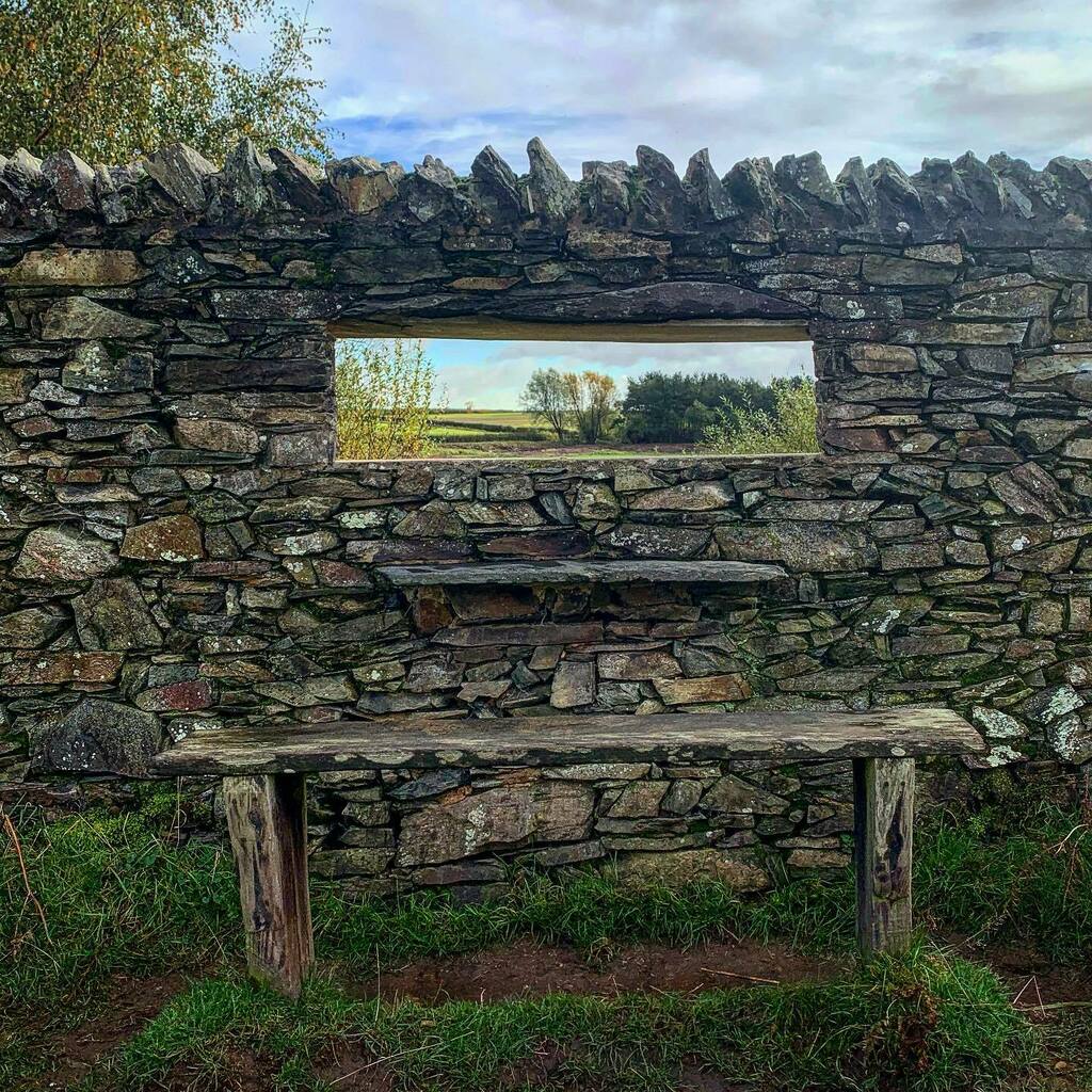 DansLowNotes's tweet image. Dry Stone View
:
:
#drystonewall #stonewall #view #window #opening instagr.am/p/CHlRijPJmQU/
