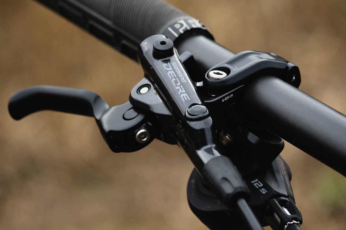 RideShimano's tweet photo. DEORE levers feature the same improved, more rigid construction as our higher-end groupsets, resulting in improved lever feel and performance. Our Servo Wave technology has been tuned as well, resulting in quicker pad engagement and clearance. #ShimanoMTB #DEORE #12speed https://t.co/F3tCa2KbQO