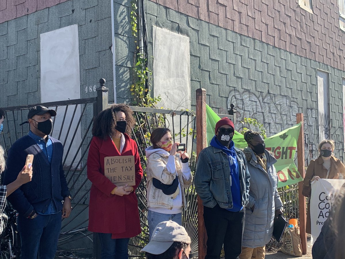 EastNewYorkCLT's tweet photo. Thread:
Thank you SO MUCH to all of the ENY CLT members, residents, elected officials, and other activists for coming to our Anti-Speculation Rally this morning. Here are but a few remarks that some of ya'll had to say which we are grateful for🙏
#AbolishtheLienSale #StopFlipping https://t.co/8aeUZYrMS0