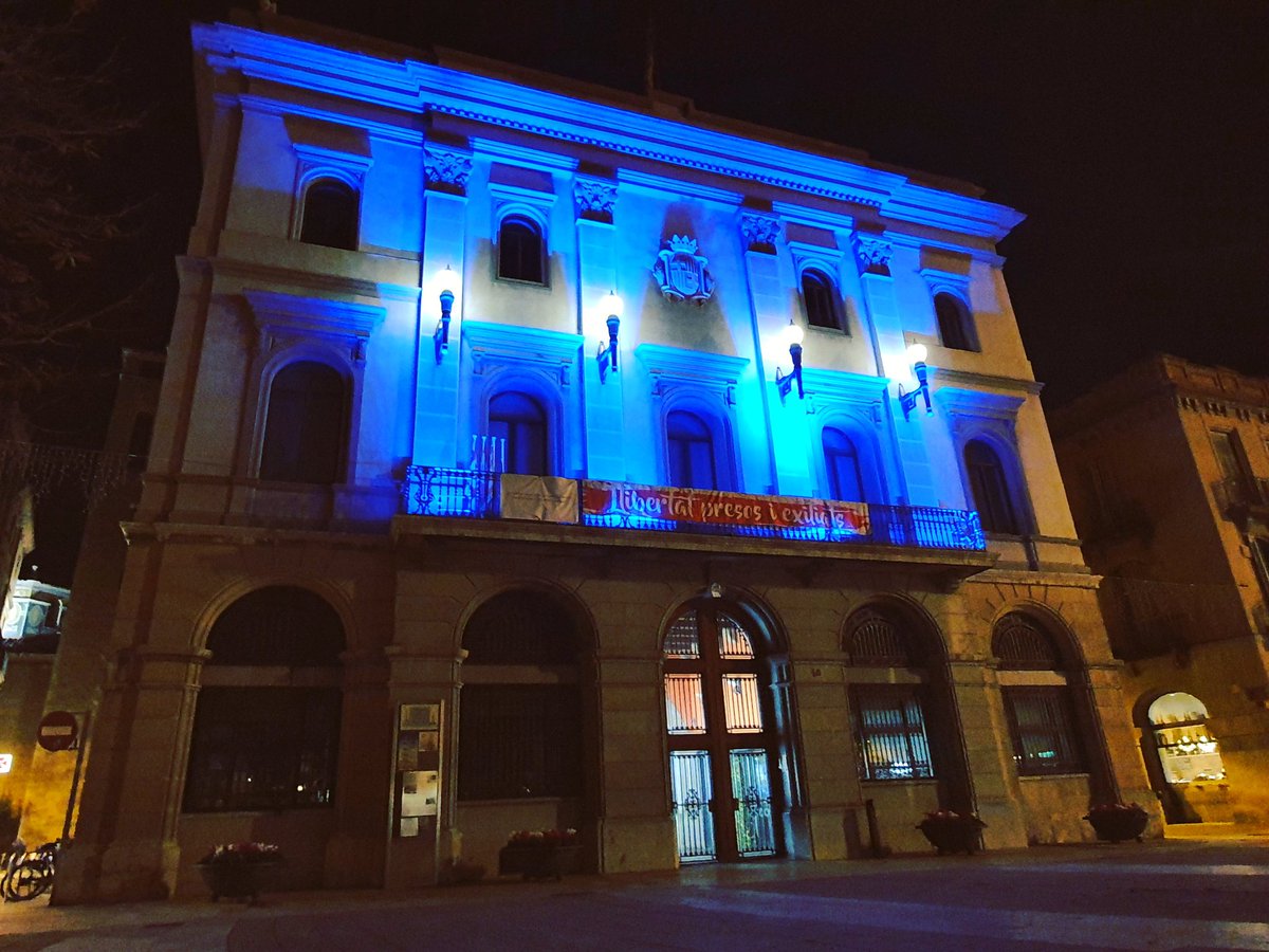 L'Ajuntament d'Igualada, il.luminat de blau amb motiu del #diamundialdeladiabetis