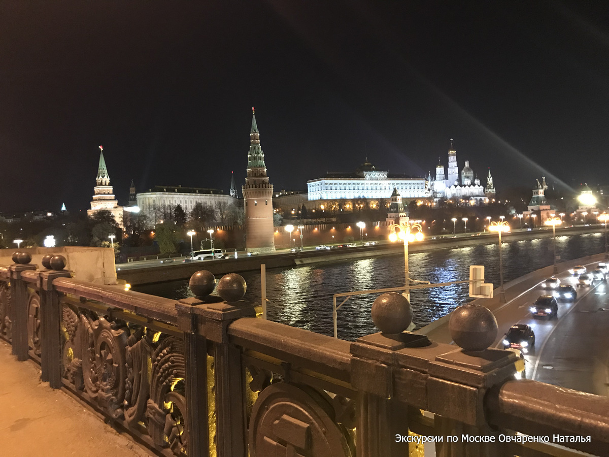 Вечер – время для сказочно красивых прогулок по городу. Отправляясь в путешествие по вечерней Москве, можно найти множество красивых и необычных мест...
#туризм #путешествия #экскурсии #городароссии #москва 
Читать - zen.yandex.ru/media/stodorog…