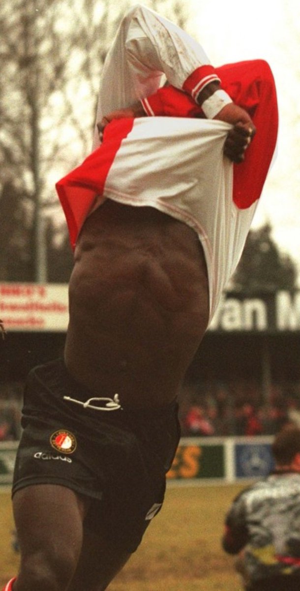 Plakplaat63's tweet photo. Die torso... Die wilde hij ook graag laten zien hoor... Vele hebben het na hem nagedaan. Maar #MikeObiku was de eerste
#Feyenoord https://t.co/2yTVUhTFsM