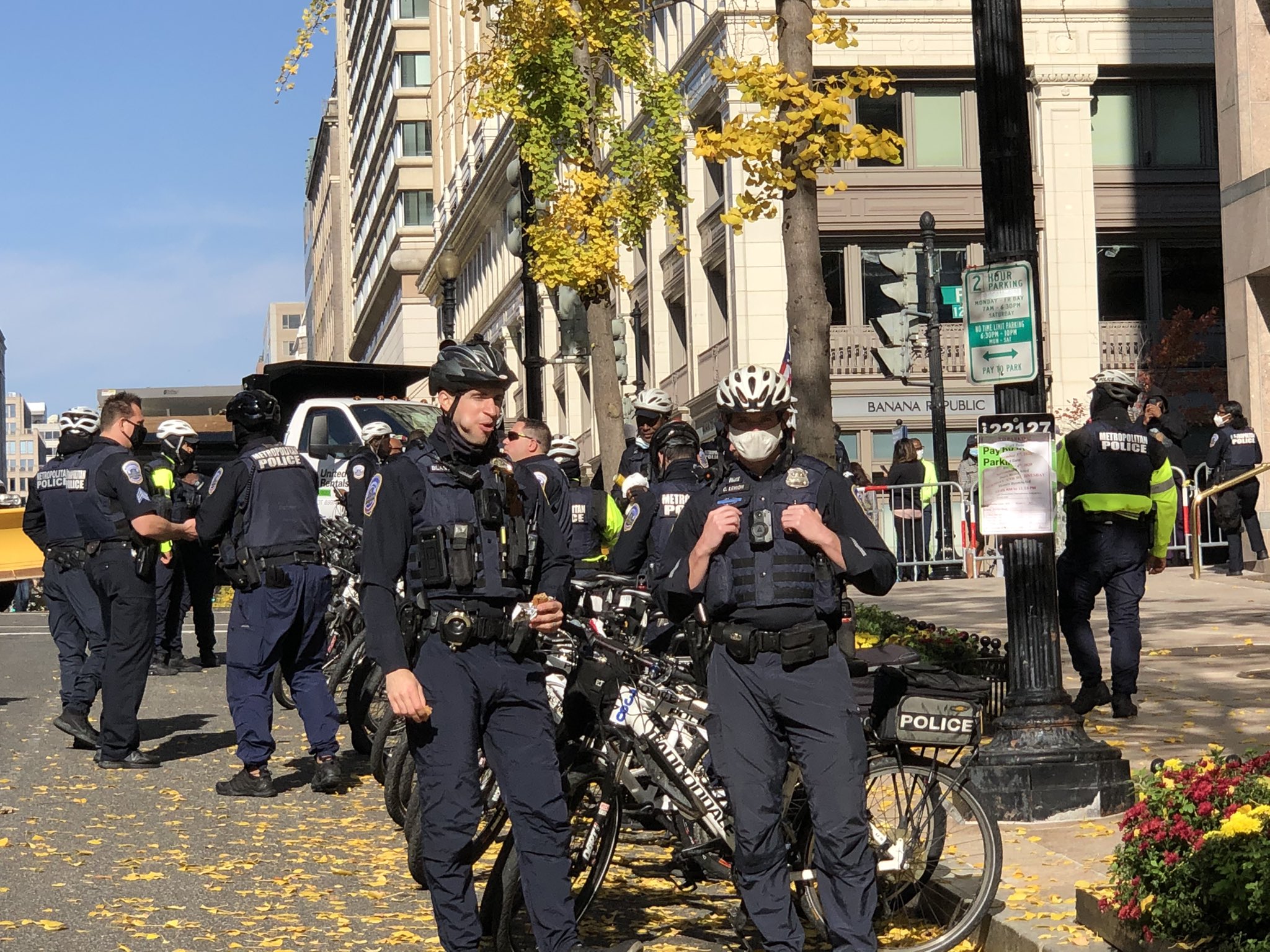 Chen Jiangang 華盛頓警察為人群隔離開了抗議區域 由於秩序良好 警察們樂於站在路邊吃餅乾和盒飯 T Co Bnefrch2vc Twitter