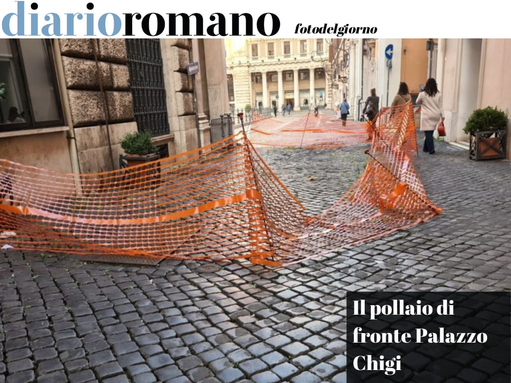 Via della Colonna Antonina, la solita rete piegata su se stessa a tutela di qualche sanpientrino saltato. Un abbandono totale.
#Roma #fotodelgiorno
