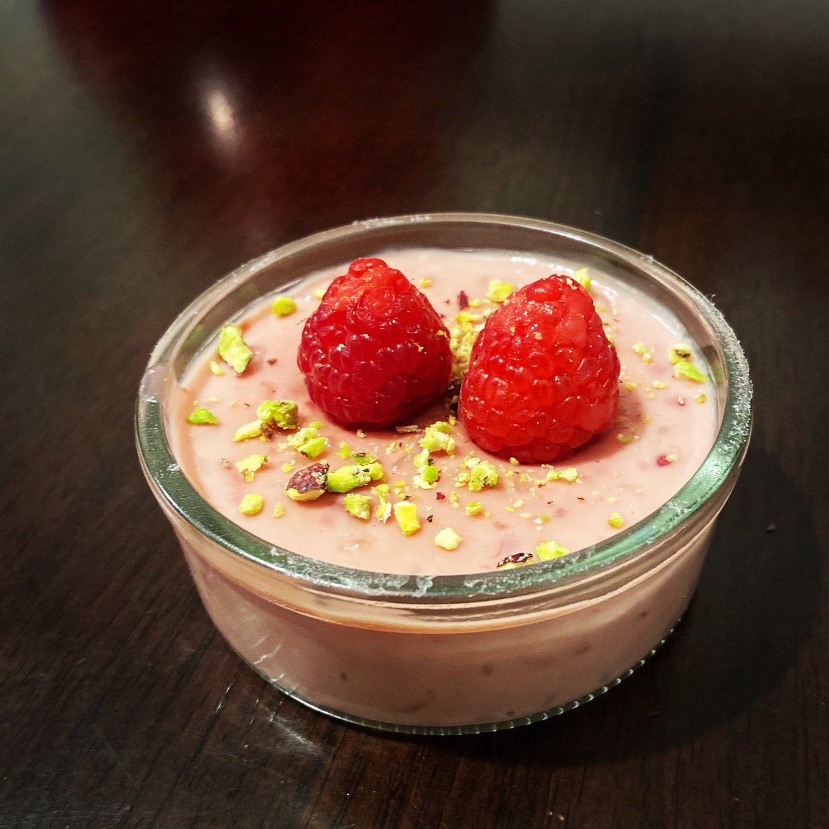 breezer's tweet photo. Rice pudding with ruby chocolate and raspberry
.
#rice #ricepudding #rubychocolate #chocolate #raspberries #milk #fastrecipes #easyrecipes #healthyfood #comfortfood #nightcravings #pistachio #greece #mediterraneanfood #greecefood #stayhome https://t.co/4xkgn7RjTc