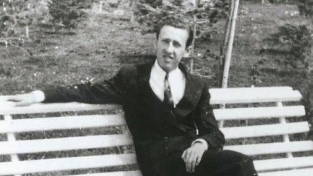 Yaşamak kolay değil ya kardeşler, ölmek de 
değil; kolay değil bu dünyadan ayrılmak!

36 yaşında aramızdan ayrılan büyük şair #OrhanVeliKanık  Anısına saygı ile...