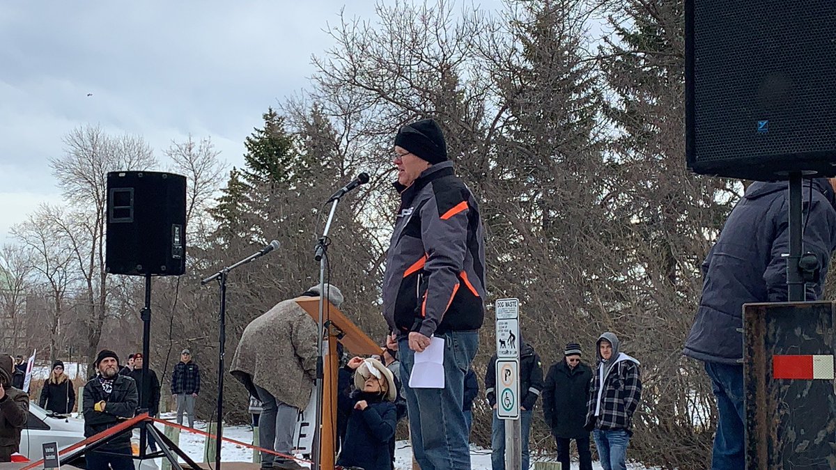 The elected Reeve of the RM La Broquerie is now speaking. Tells people to respect everyone. Says he is acting alone and was not sent by council. Thanks nurses and doctors. Tells people to question things and educate themselves. “What is the truth?” He asks the crowd.  @ctvwinnipeg