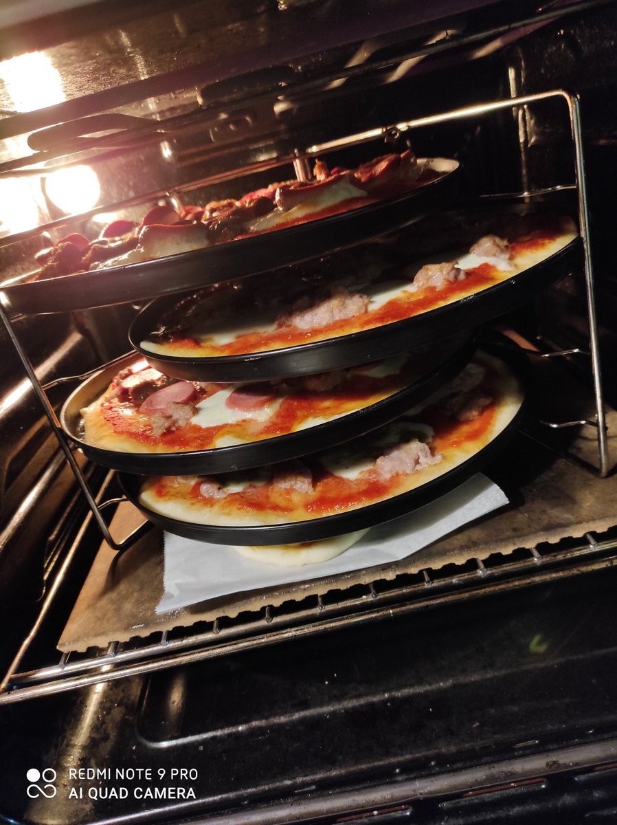 ChoosyGirl73's tweet photo. Squadra che vince, squadra che vince.
Cit. P. Bitta
Pizza pomodoro mozzarella e salsiccia e spianata piccante.
 #pizza #cottoemangiato #lockdown #lapizzalafacevogia #handmade #madewithlove #cucinaitaliana #pizzaoninstagram #instapizza #messinabottle https://t.co/QyqYodQWOX