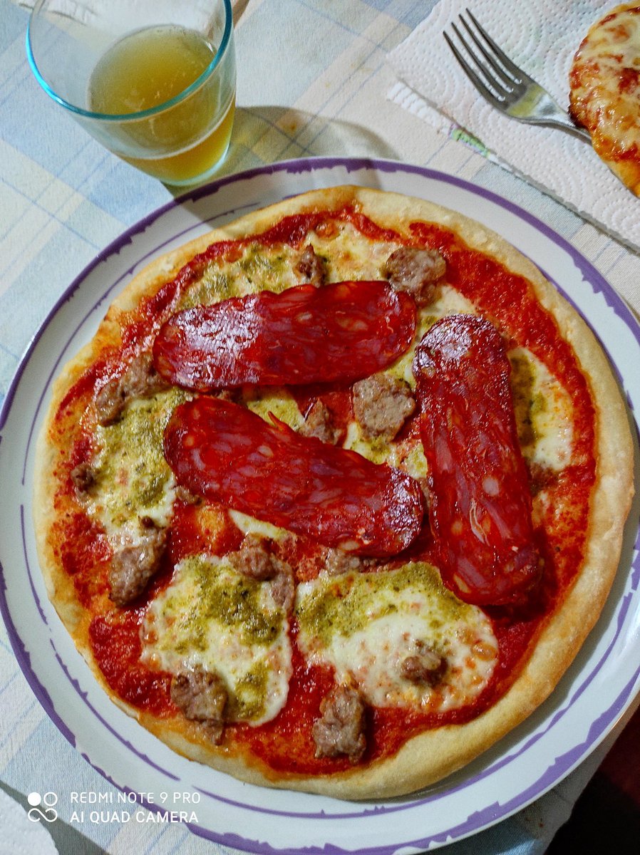 ChoosyGirl73's tweet photo. Squadra che vince, squadra che vince.
Cit. P. Bitta
Pizza pomodoro mozzarella e salsiccia e spianata piccante.
 #pizza #cottoemangiato #lockdown #lapizzalafacevogia #handmade #madewithlove #cucinaitaliana #pizzaoninstagram #instapizza #messinabottle https://t.co/QyqYodQWOX