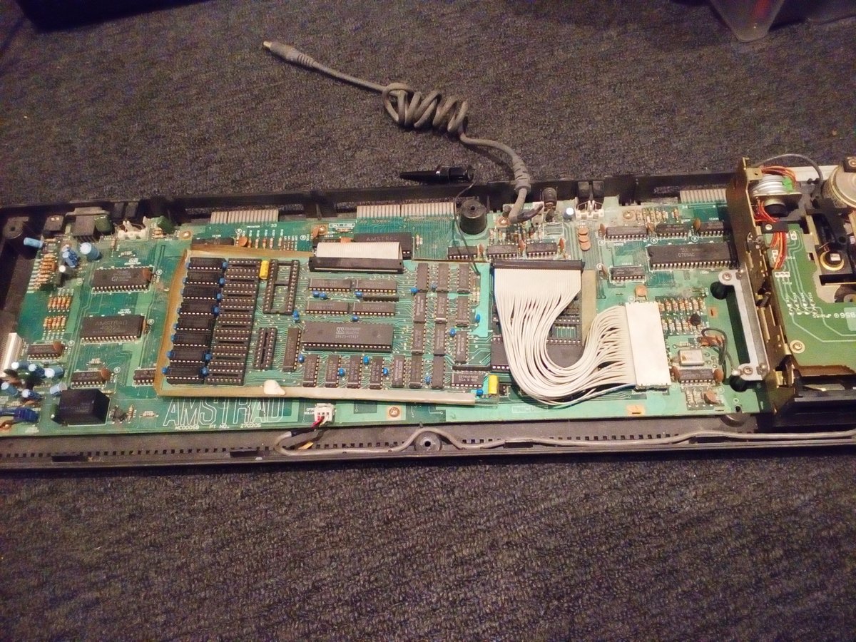 Gee_k_net's tweet photo. A nice surprise in one of my Schneider #amstrad #cpc664's. I thought i'd finally take a look inside to see if I could fix the problem. Found a 64k ram expansion and rom board. Very nice! #retrogamer https://t.co/kpKgPhP7vs