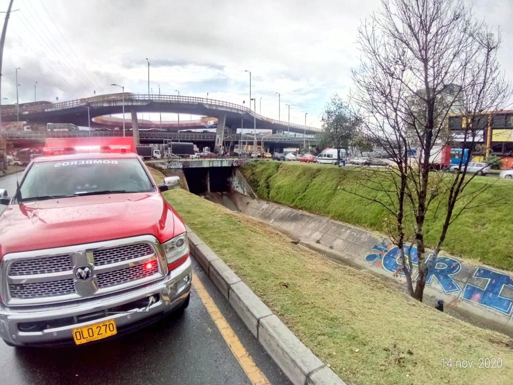 BomberosBogota's tweet photo. Llueve en #Bogota, protégete, no te resguardes bajo los árboles, conduce con #precaución. Los #BomberosBogotá estamos alerta en los distintos puntos de la ciudad para atender oportunamente cualquier emergencia que se presente. #TemporadaDeLluvias #PrevenirEsMejor https://t.co/JQXpvEq7AM