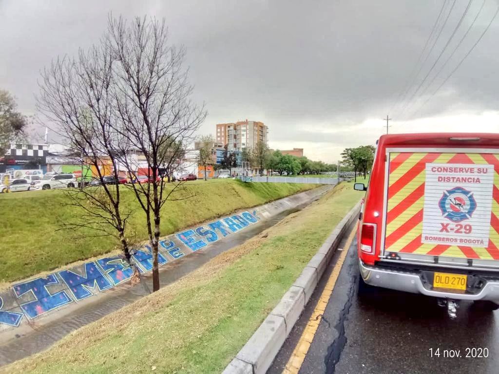BomberosBogota's tweet photo. Llueve en #Bogota, protégete, no te resguardes bajo los árboles, conduce con #precaución. Los #BomberosBogotá estamos alerta en los distintos puntos de la ciudad para atender oportunamente cualquier emergencia que se presente. #TemporadaDeLluvias #PrevenirEsMejor https://t.co/JQXpvEq7AM