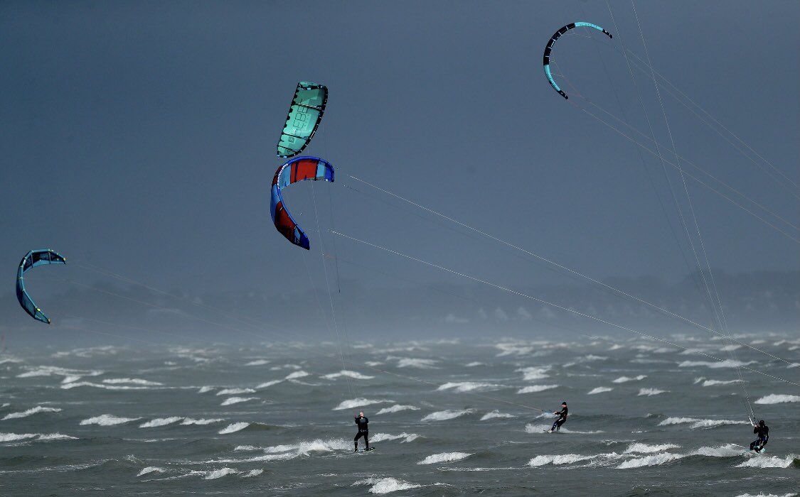 maxwellpix's tweet photo. Taking advantage of #weather  #kitesurfing #Dublin #kitelife #watersports @PureMagicKite @loveclontarf_ie @dublinbaybiosphere https://t.co/xIRwM3ttFZ