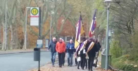 ak_munster's tweet photo. Heute ist #Volkstrauertag. Für Münsteraner Burschenschaften war dieser in den letzten Jahren Anlass, um ihren Geschichtsrevisionismus und ihre Täter-Opfer Umkehr im offenen Heldengedenken zur Schau zu stellen. Wir verweisen gerne auf folgenden Artikel: 

https://t.co/fBUBByV2Uq https://t.co/2hqvHjWVXb