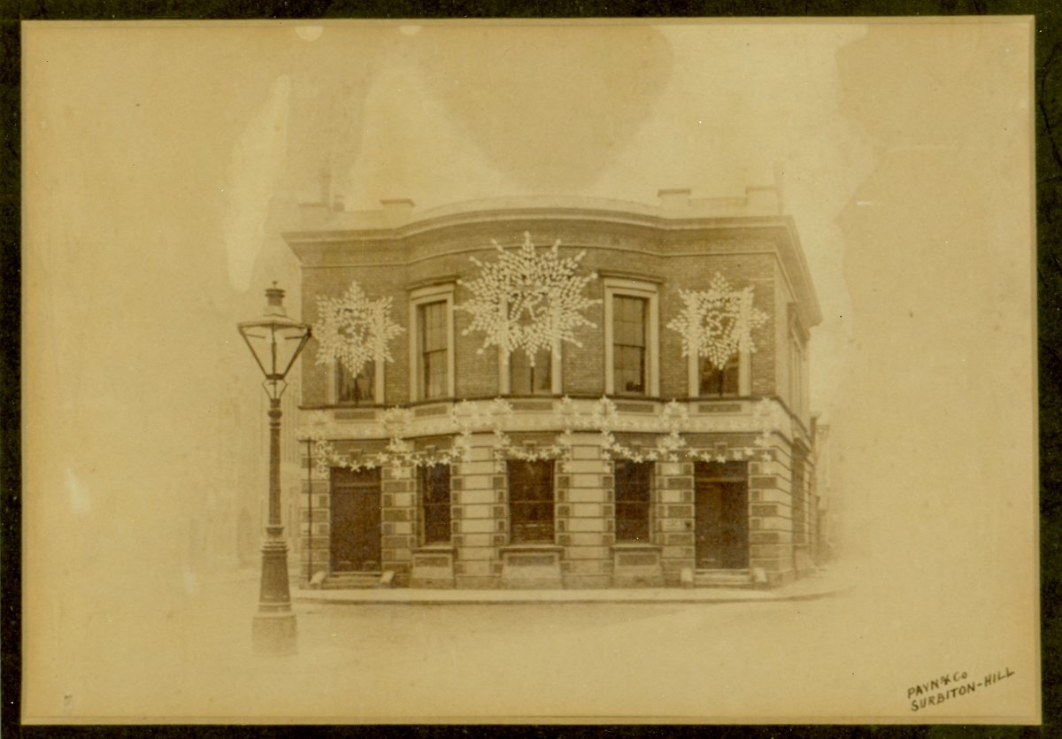The #KingstonUponThames Gas Company was founded in 1854 "to light with Gas the Parishes of Kingston, Long Ditton and Thames Ditton". In 1887 buildings in Kingston such as this one on Church Street were illumined to celebrate Queen Victoria's Golden Jubilee.
#ExploreYourArchive https://t.co/6NF958FxYY