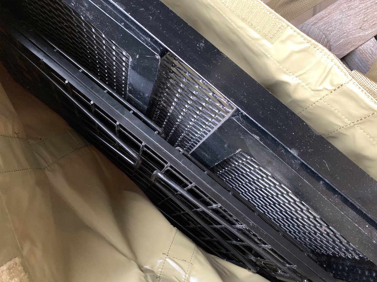 htag's tweet photo. オレゴニアンキャンパーのグリルテーブルキャリーは、鉄のグリルスタンド1台とフィールドラック2枚をまとめて収納できて便利！
#oregoniancamper #grilltablecarry #grillstand https://t.co/2ybE4Prn7e