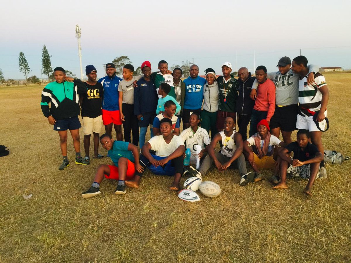 MasikhuleO's tweet photo. @GobingcakaRhaso @VillageShrink @LuthandoZibeko @NoxYekela @AndisiweMtshot2 @izwepromotions @Tbotoutch_MDA Yimisebenzi ka Lusanda Dumke ke lena Bhogrom, a Springbok senior team and Lady Blitzbokke player🙌

She is coaching the lads 🏈

#PositiveMasculinity https://t.co/tERLwS6Au3