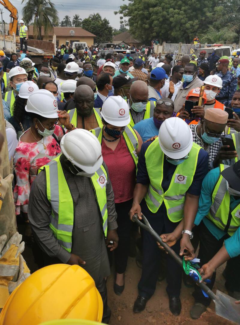 UKinSierraLeone's tweet photo. Development Director @KobiBentley pleased to join HE @PresidentBio this weekend on behalf of @FCDOGovUK to launch the Bo-Kenema electrification project. #UKaid, with @AfDB_Group, will connect these cities to the #CSLG and bring light to homes, businesses and public services. https://t.co/Wzev0D1LnP