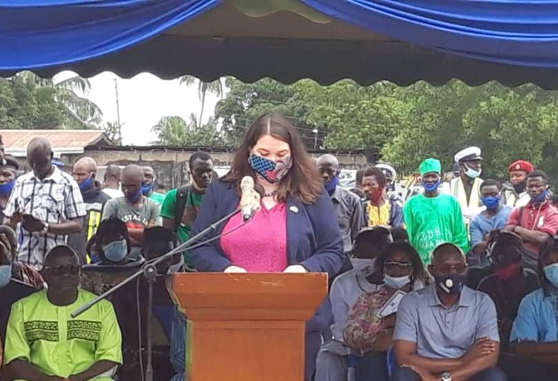 UKinSierraLeone's tweet photo. Development Director @KobiBentley pleased to join HE @PresidentBio this weekend on behalf of @FCDOGovUK to launch the Bo-Kenema electrification project. #UKaid, with @AfDB_Group, will connect these cities to the #CSLG and bring light to homes, businesses and public services. https://t.co/Wzev0D1LnP