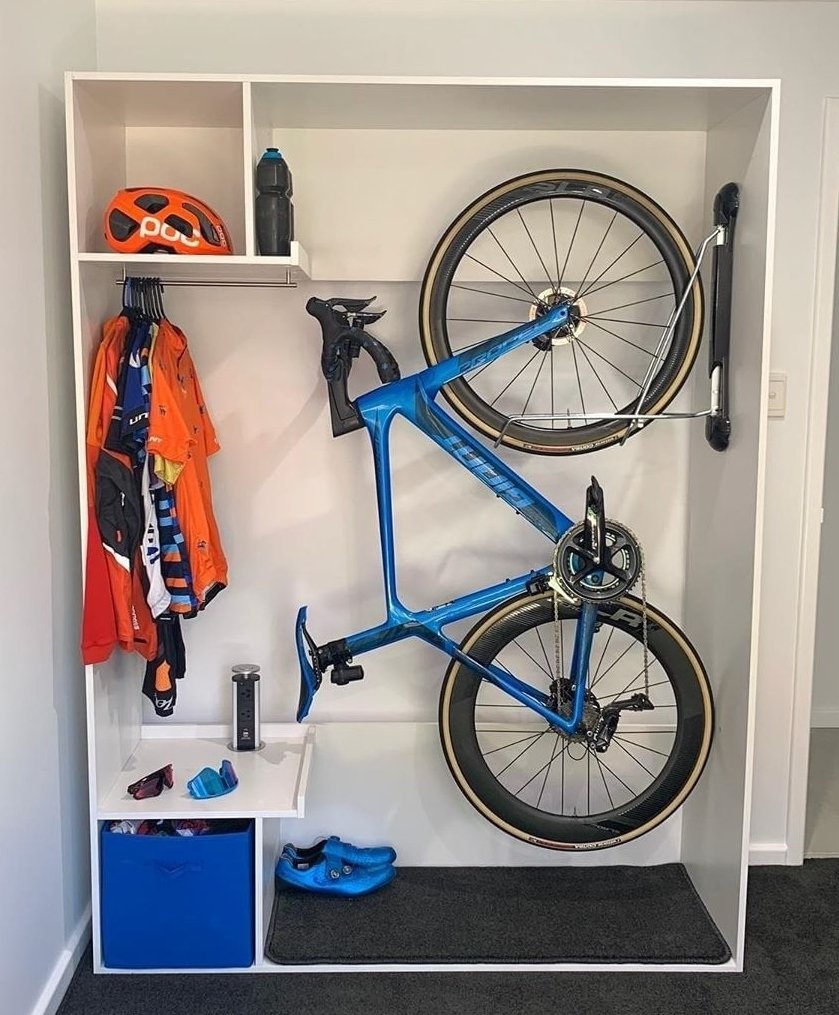 Велосипед на стене. Место для хранения велосипеда. Место для хранения велосипеда. Peruzzo крюк bike rack. Подвес для велосипеда на стену.