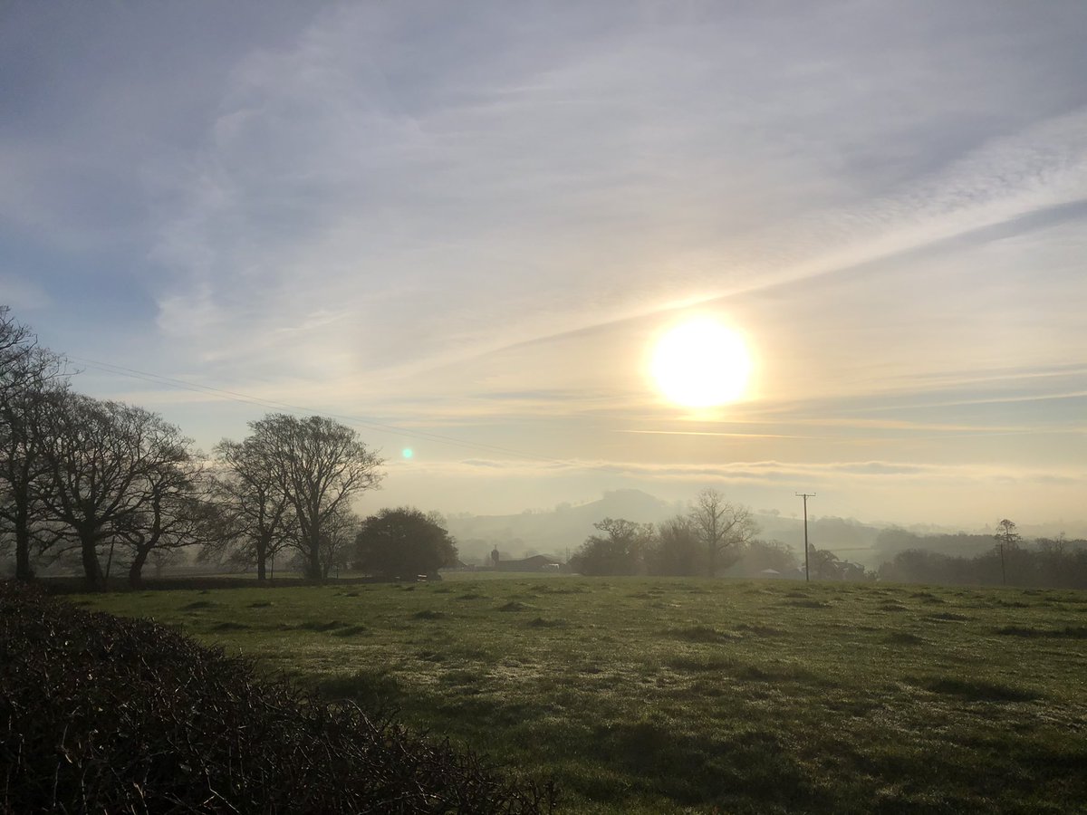 ladypeile's tweet photo. #sunrise rising & #moon setting on this #beautiful #SundayMorning in #Honiton #Awliscombe #Eastdevon @EastDevonAONB @HonitonWeather https://t.co/purilu7UzH
