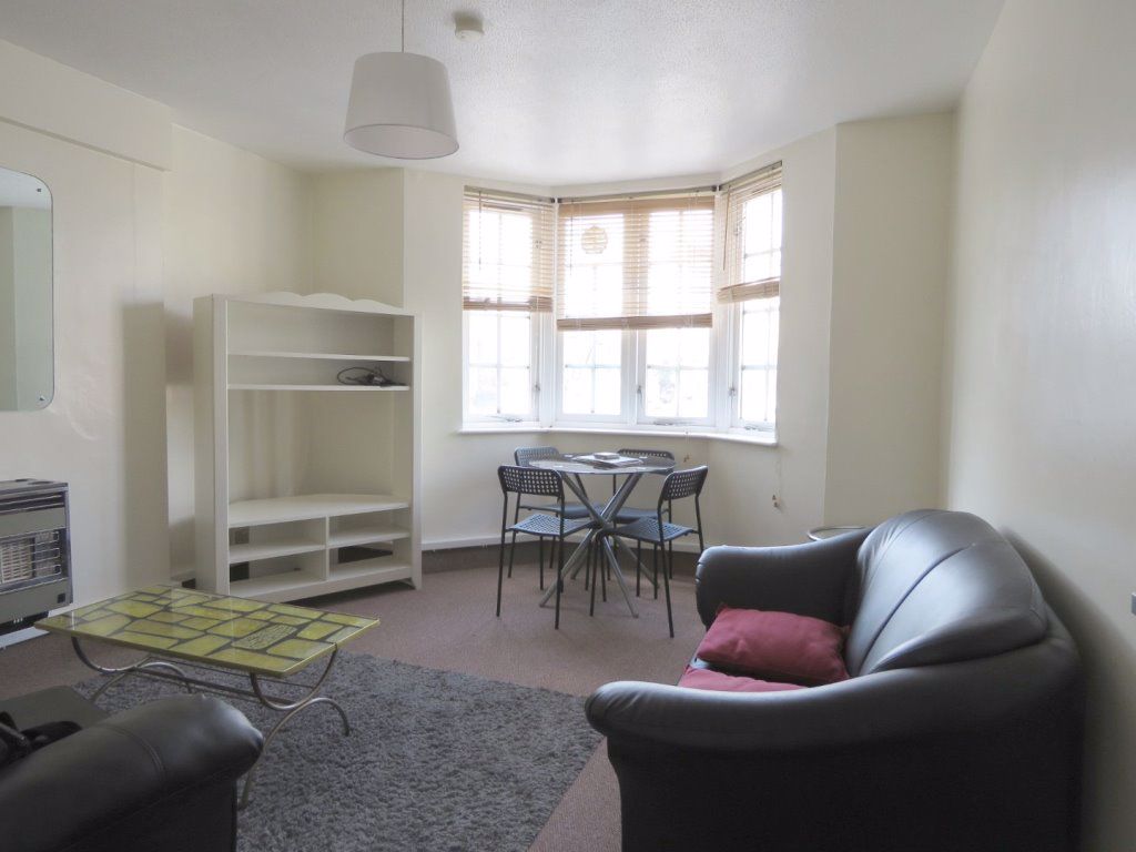 CastleEstatesSL's tweet photo. Reduced Property: London Court, Wandsworth, SW18 - £369 pw https://t.co/L499YHrE0D https://t.co/f2q7Hs3wPD