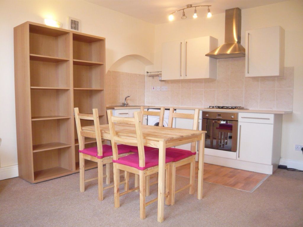 CastleEstatesSL's tweet photo. Reduced Property: Electric Avenue, Brixton, London SW9 - £299 pw https://t.co/ehqqWL0AXW https://t.co/T8i9zJMVKV