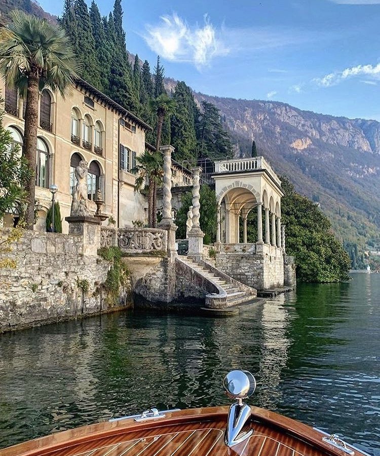 egocgp's tweet photo. Lac de Côme, destination future. https://t.co/GnM5UcUaau