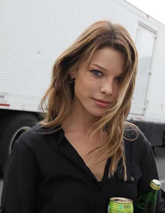  Happy Birthday to Lauren German

> Leslie Shay 