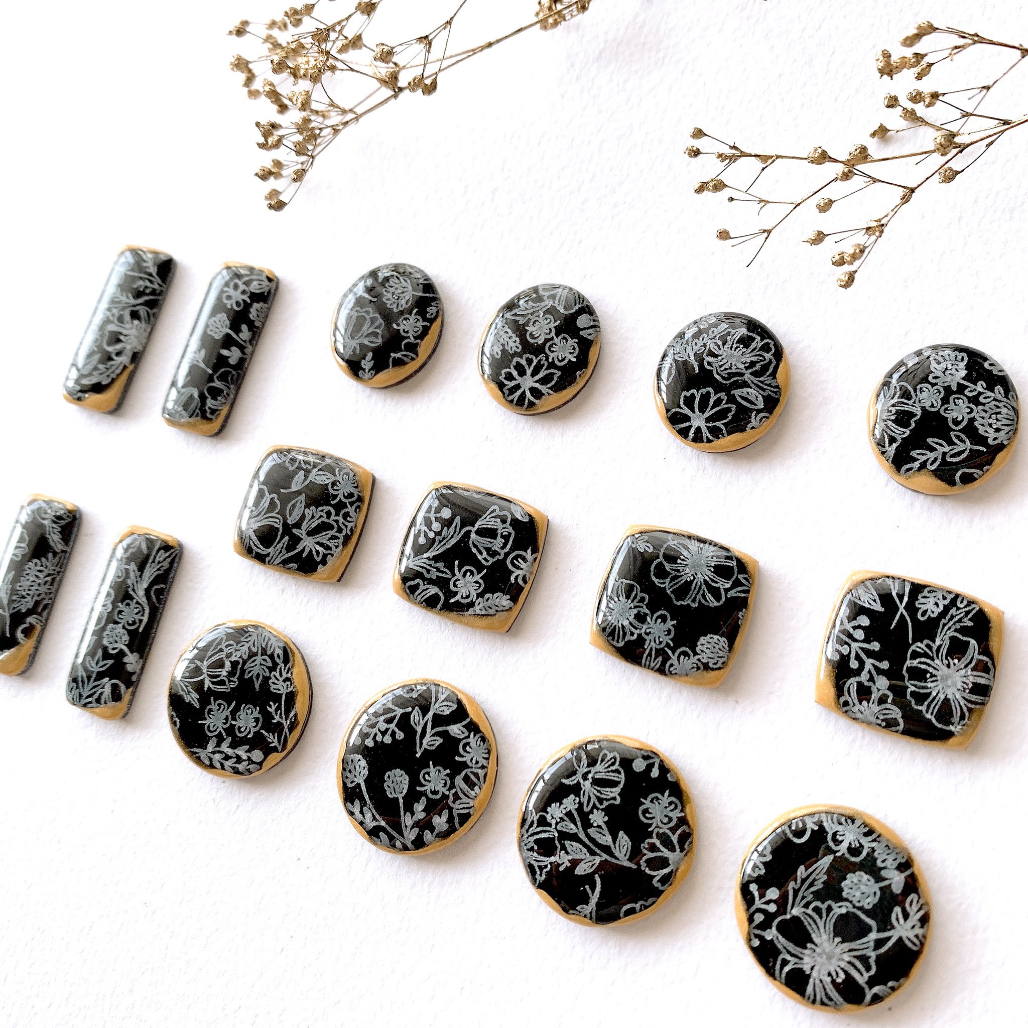 Rose Mimi ローズアンドミミ デザフェス11 19n 171 Minneのクーポン本日最終日です おすすめはrose Amp Mimi初の黒プラバンを使用したブラックボタニカルシリーズやアーティスティックなペイントを活かした名もなきカケラシリーズ ギャラリーは