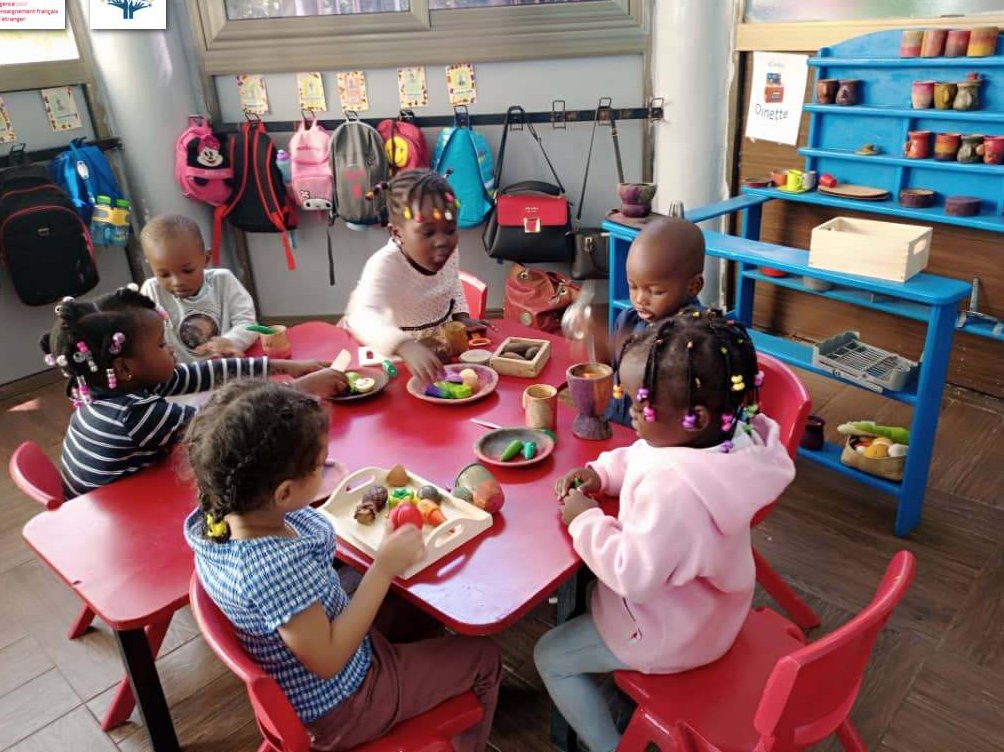 eslecrivains's tweet photo. Pour cet atelier découverte, c'est un jeune #artisan malien 🇲🇱 qui a réalisé les #fruits et #légumes en #bois d'ébène.
#AEFE #ESLE10 #ESLE #LesEcrivainsBKO https://t.co/ye1vrBvKf0 https://t.co/KsFJs5NMAd