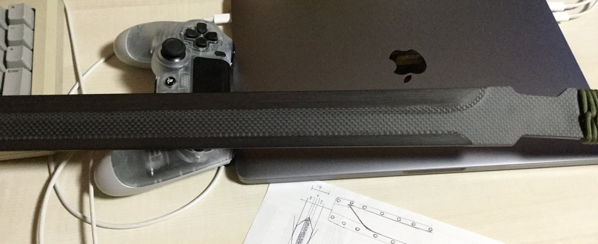 Cota Custom Knives 雷電の高周波ブレードを製作した時のスケッチが出てきた 色々と手出し過ぎて未だにシース 鞘 が完成してない メタルギアソリッド4 Mgs4 雷電 高周波ブレード スケッチ カーボン パラコード T Co Pnyrzjbj53 Twitter